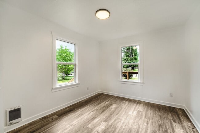 Building Photo - Bright & Charming 2bed/1bath + Mudroom Home in Tacoma!