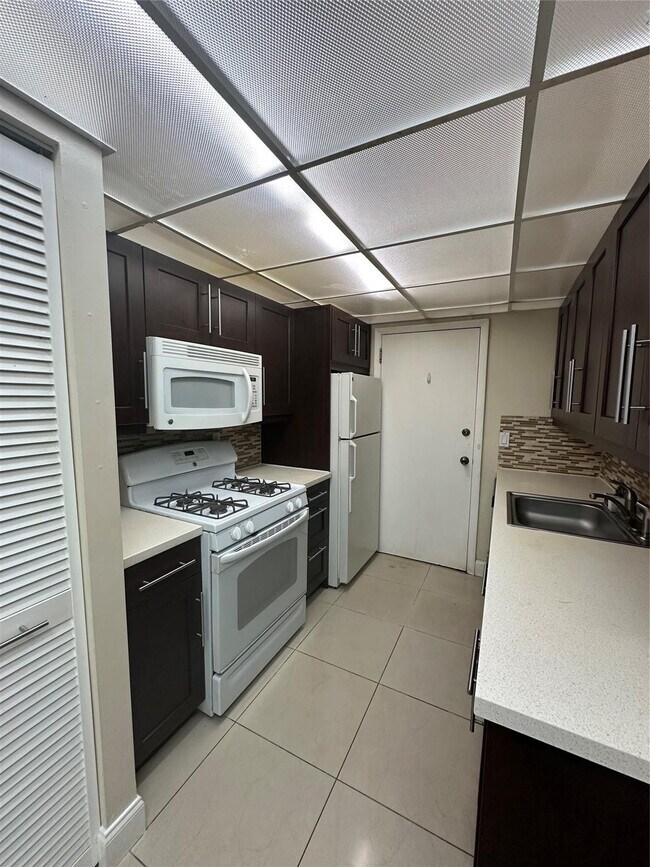 Building Photo - 17911 Ave