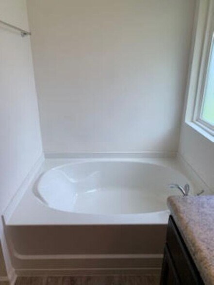 Building Photo - 519 E Marigold Dr