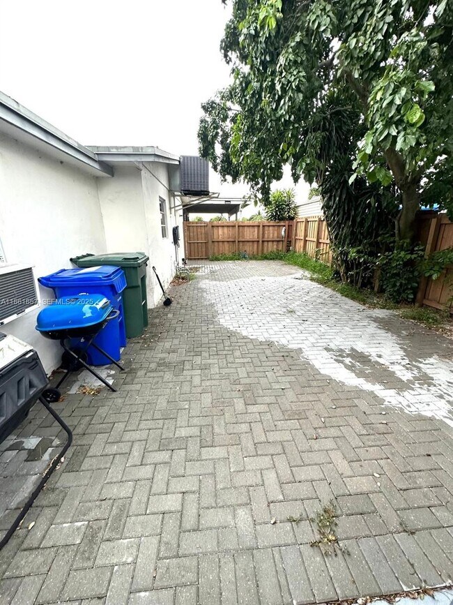 Building Photo - 2751 SW 4th Ct