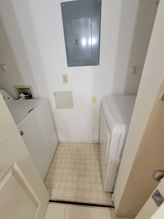 Building Photo - 2500 SE Anchorage Cove