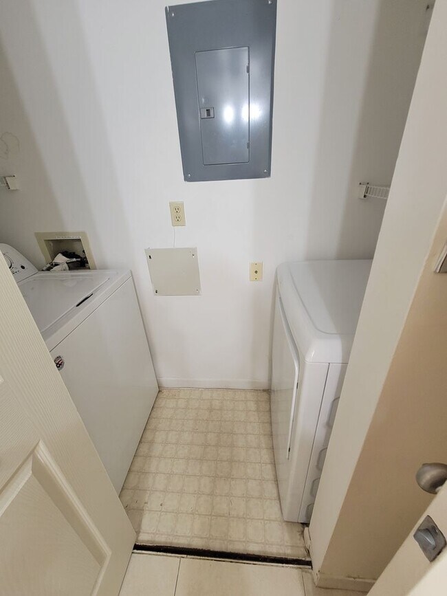 Building Photo - ***Beautiful Clean ready to move-in Condominium 2BR/2.BA ***