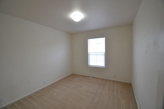 Building Photo - 3 Bed 2.5 Bath Townhome With AC Available ...