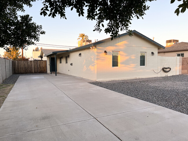 Fully Furnished - 3bd/2ba - 1618 E Glenrosa Ave