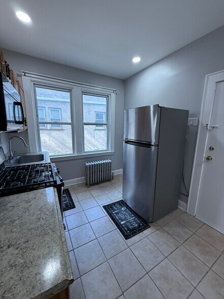 Building Photo - 562 N Maple Ave