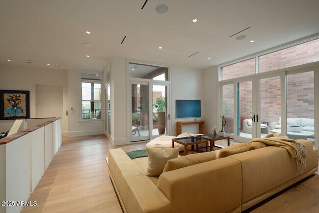 Building Photo - 50 W Palm Ln