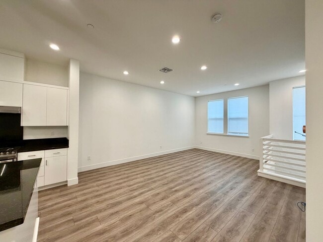 Building Photo - 37316 Suncrest St