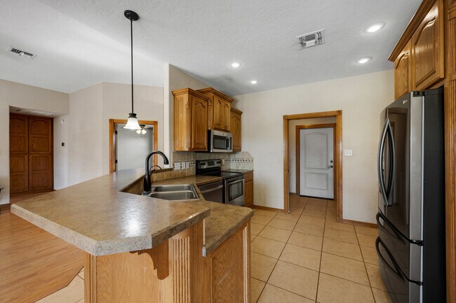 Building Photo - 1202 Hershel Dr