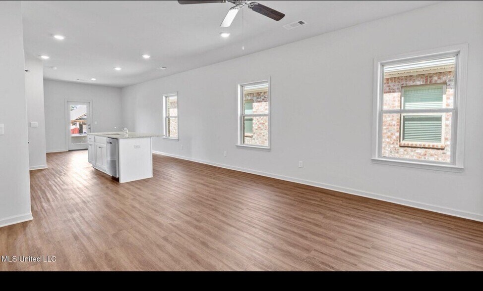 Building Photo - 517 Vista Pointe Dr