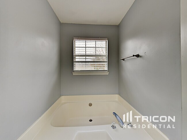 Building Photo - 3539 Oak Leaf Ct