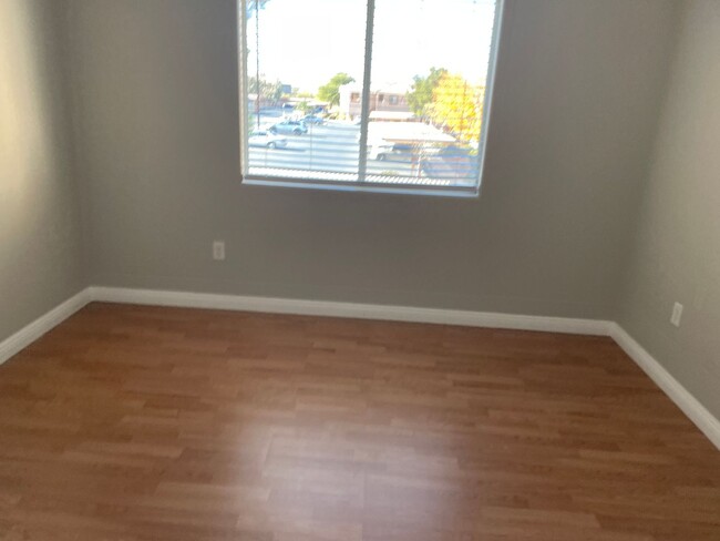 Building Photo - 2 bedroom upgraded condo in Silverado Ranch