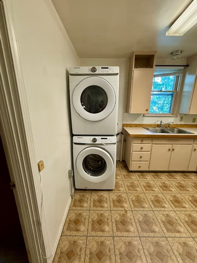 Building Photo - 3 Bedroom, 1 Bath Apartment for Rent - Clo...