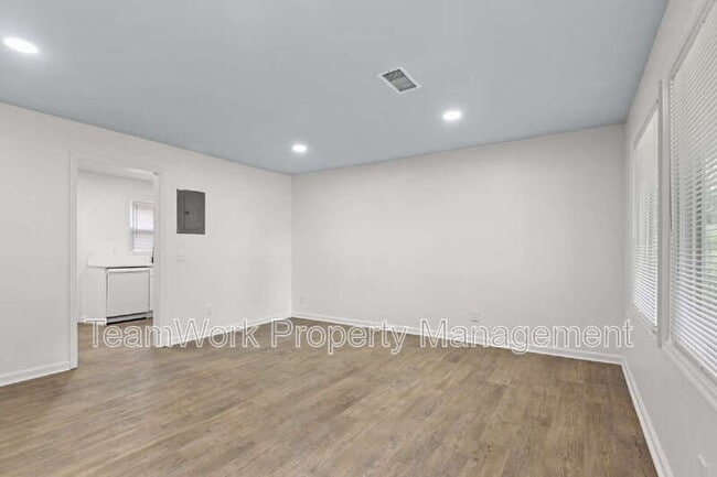 Building Photo - 3120 Matipan Ave