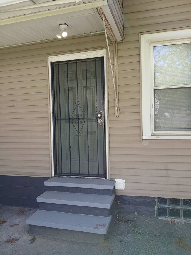 Building Photo - 6015 Hosmer Ave