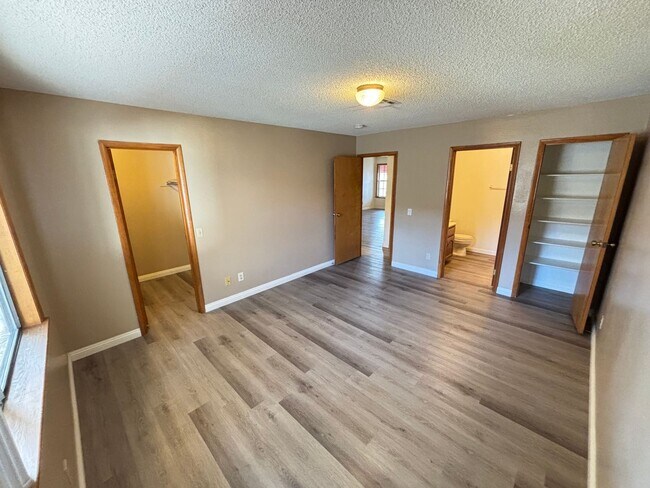 Building Photo - Gorgeous condo is a spacious 2Bed/2Bath un...