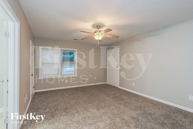 Building Photo - 1648 Columbia Dr