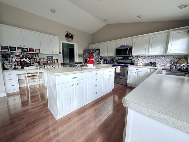 Kitchen - 1405 Emery Cir