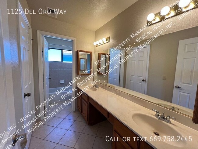 Building Photo - 1125 Del Oro Way