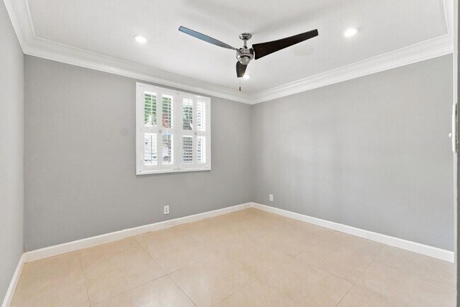 Building Photo - 3017 N Oakland Forest Dr
