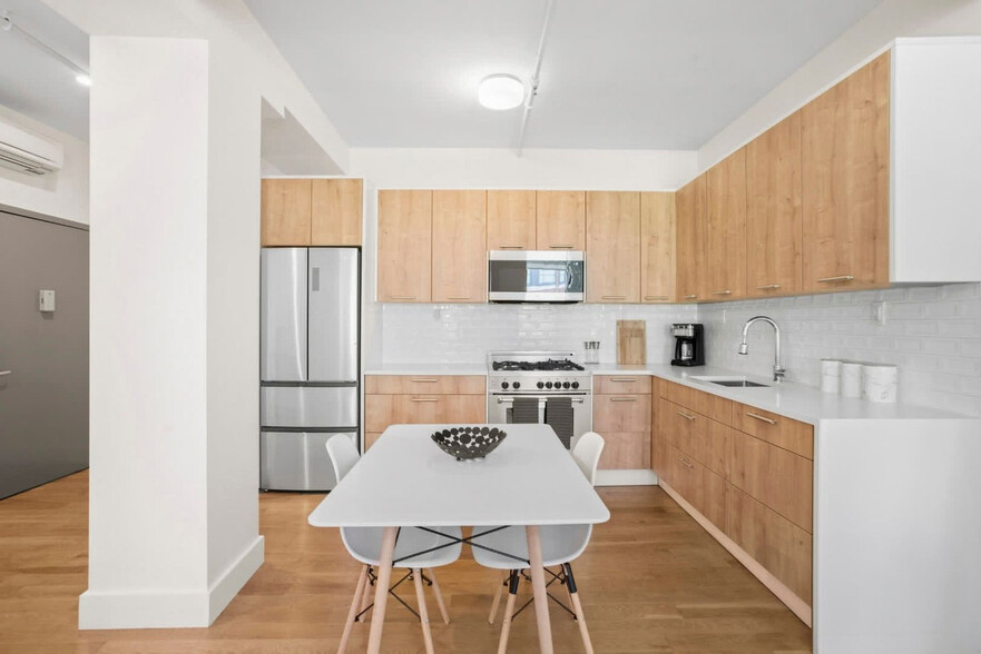 Building Photo - 517 W 45th St