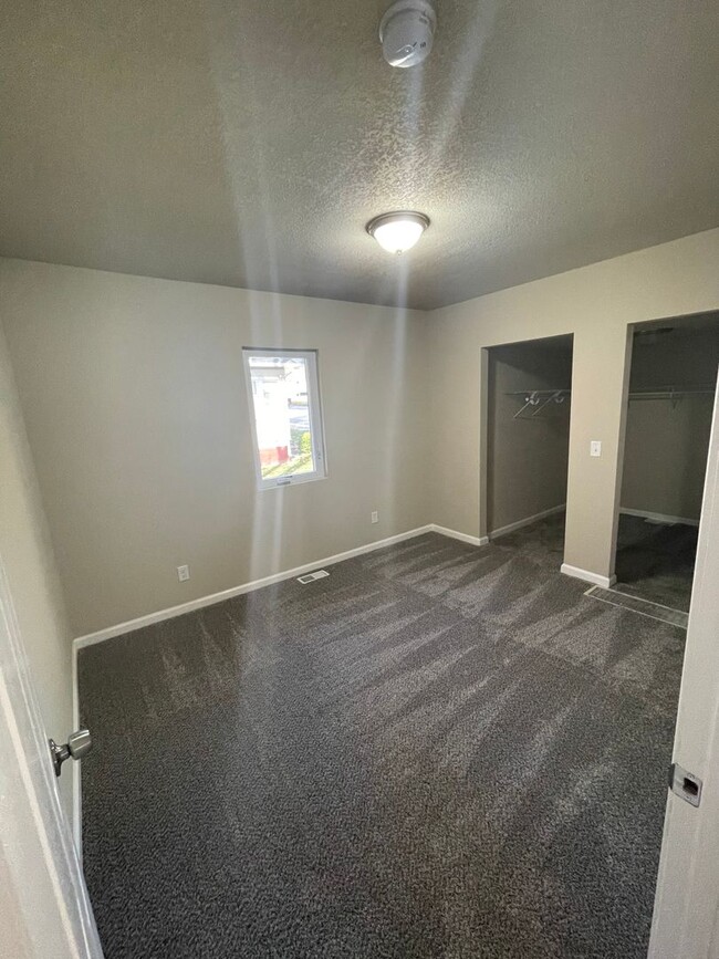Building Photo - Updated 2 Bedroom with Large Back Yard