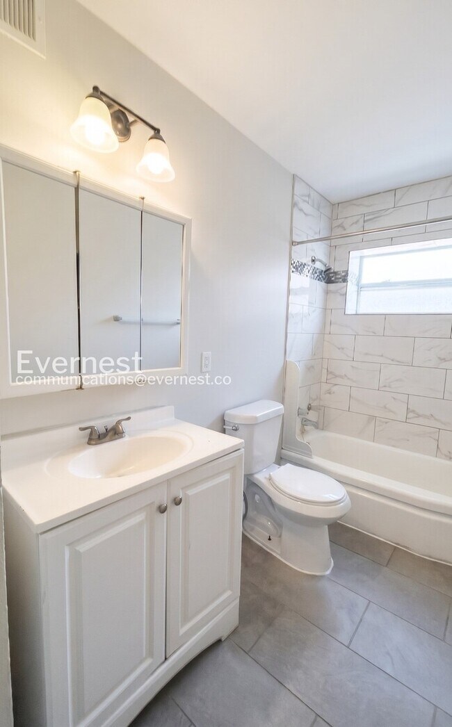Building Photo - 3 Bed / 1 Bath / Vouchers Accepted / Available Now!