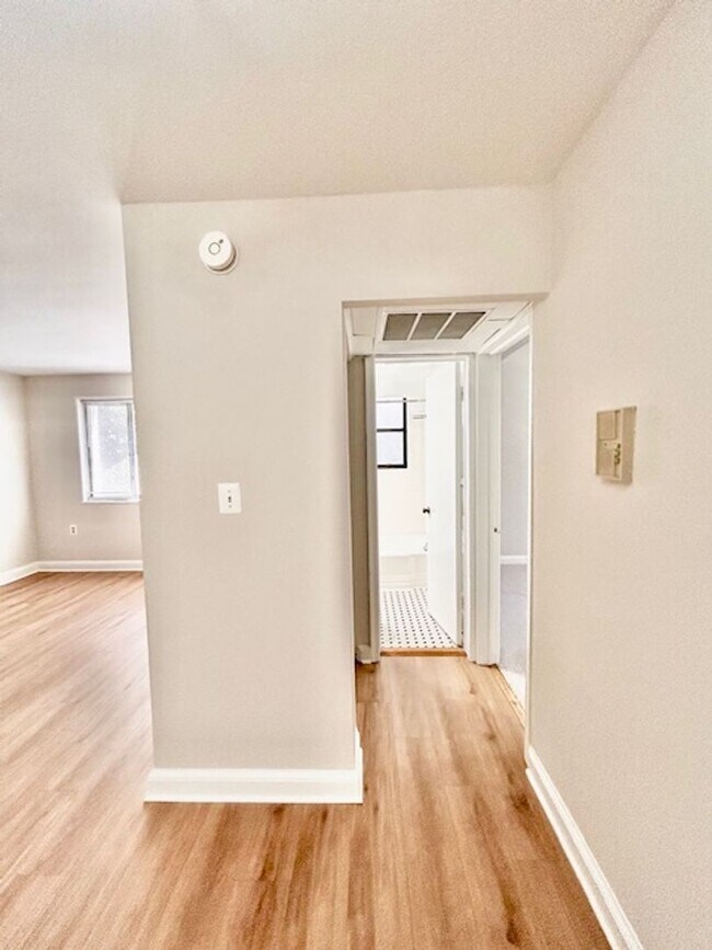 Building Photo - Great location, 1 BR 1 BA in-unit laundry ...