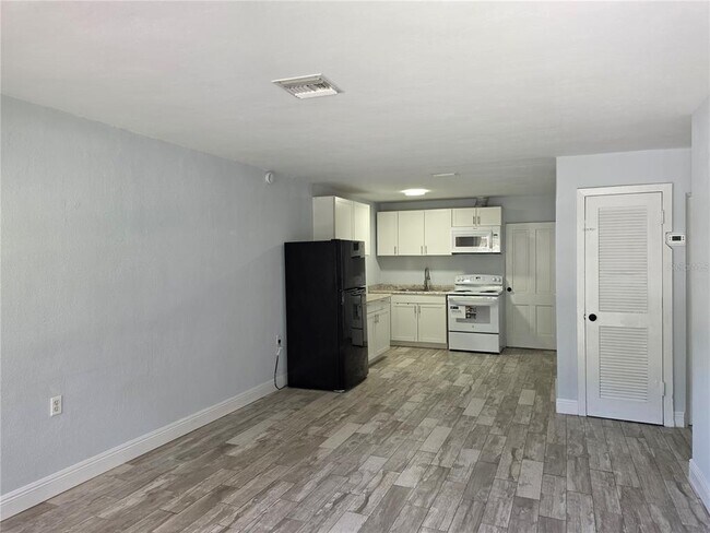 Building Photo - 2205 S Park Ave