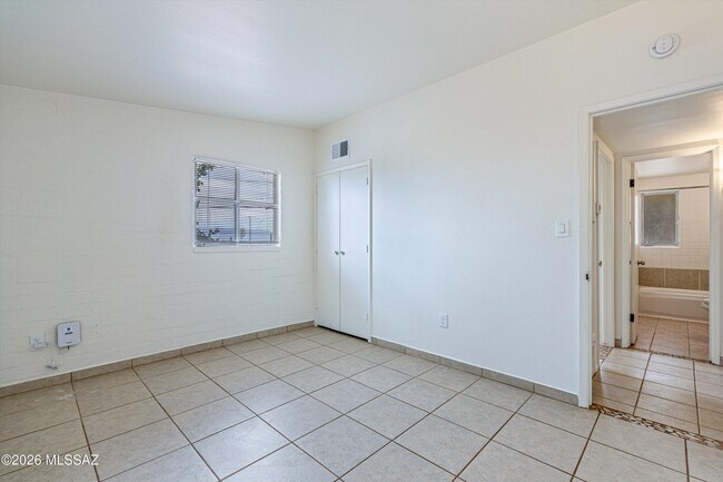 Building Photo - 104 N Douglas Ave