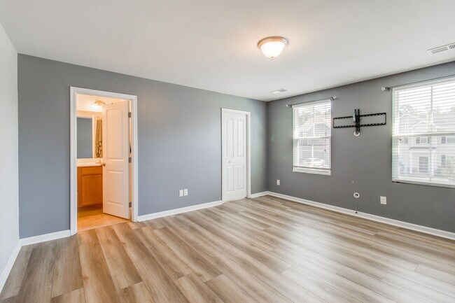 Building Photo - 1108 Lake Village Dr