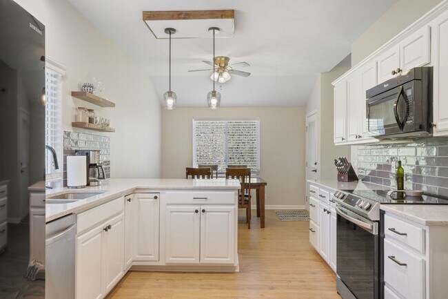 Building Photo - Stunning Raised Ranch | 4 Bedroom 3 Bathro...