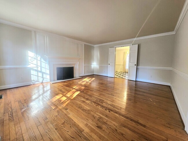 Building Photo - Sprawling Home in Bay Colony