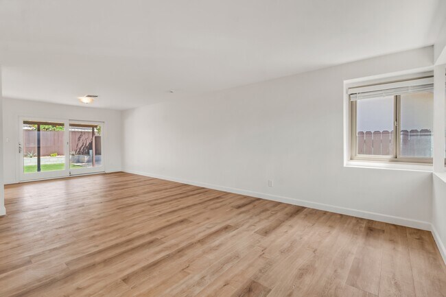 Building Photo - 4820 Cobb Dr