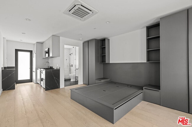 Building Photo - 1325 Cabrillo Ave