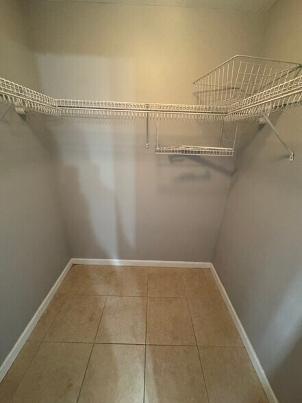 Building Photo - 449 SW Fifer Ave