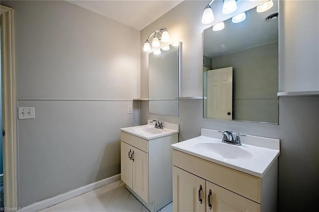 Building Photo - Room in House on Kinnamon Rd