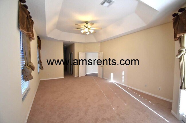 Building Photo - Spacious 5 bedroom home in Hunter Creek