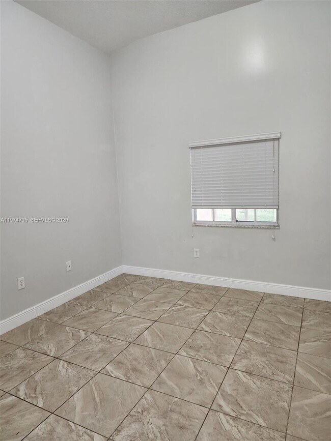 Building Photo - 1231 NE 32nd Ave