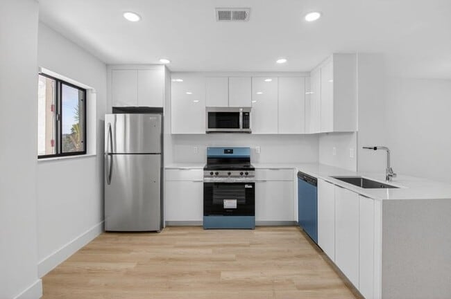 Building Photo - 300 W Hidden Valley Blvd