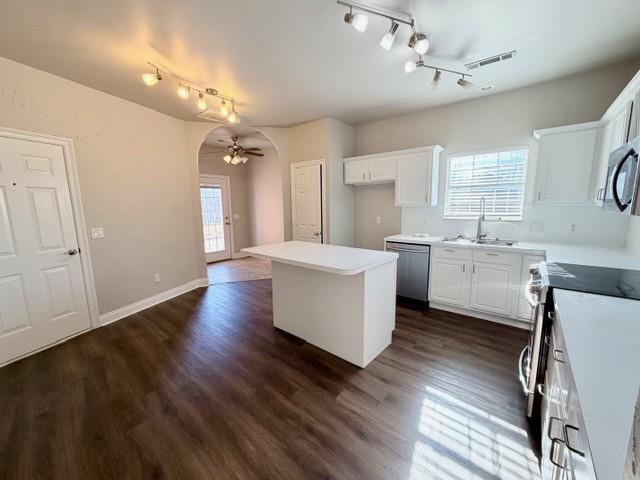 Building Photo - 884 N Meadowlands Dr