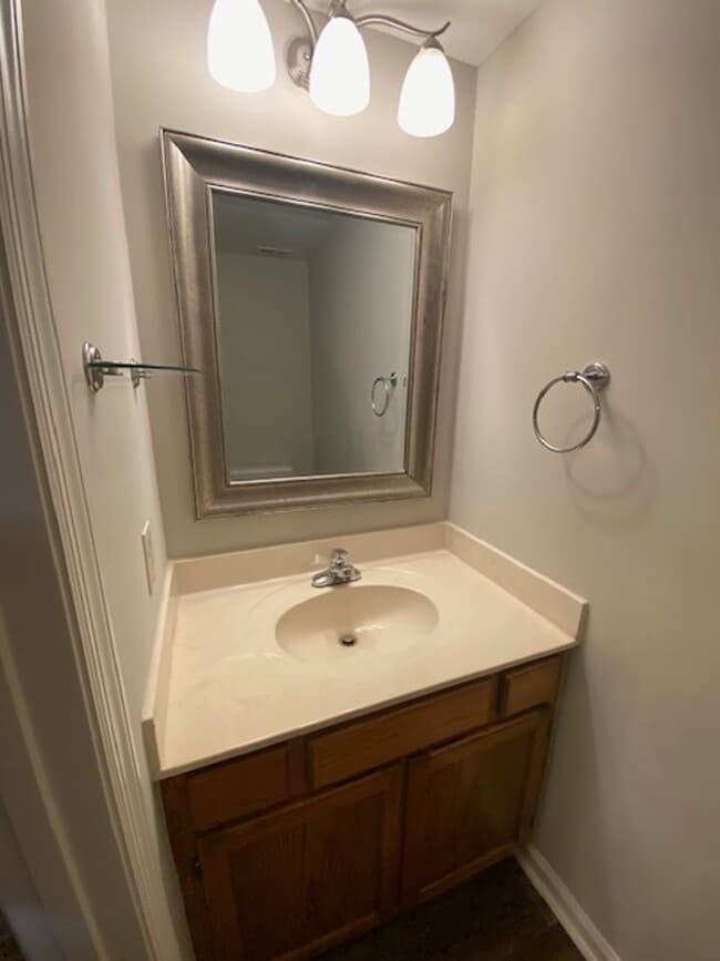 Building Photo - 2 Bedroom 1.5 Bath Townhouse