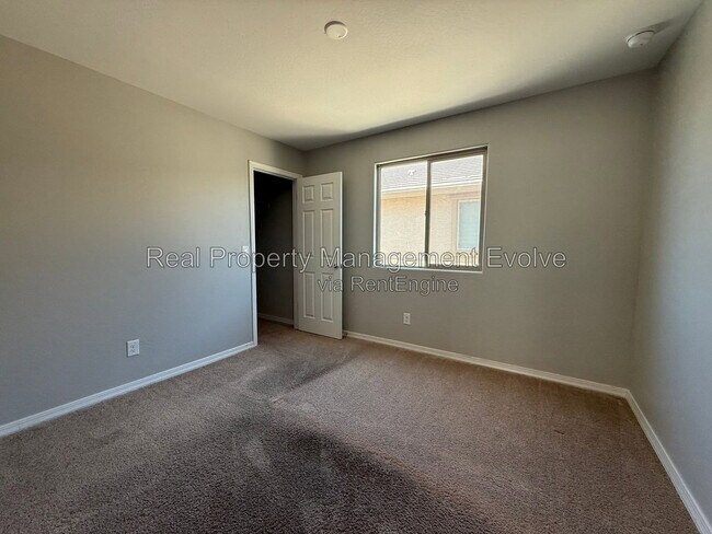 Building Photo - 5618 N 87th Dr