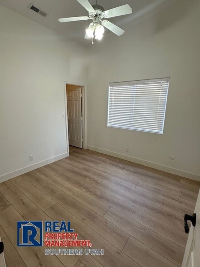 Building Photo - Single Leve Home Near Pine View