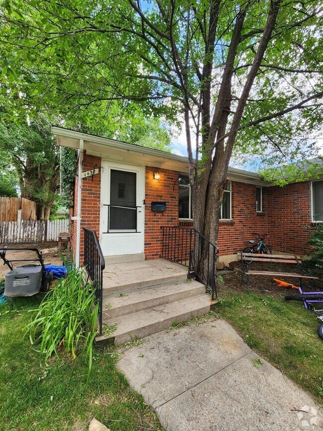 Building Photo - Large Duplex with Garage