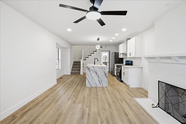 Building Photo - 1036 N Parker Ave