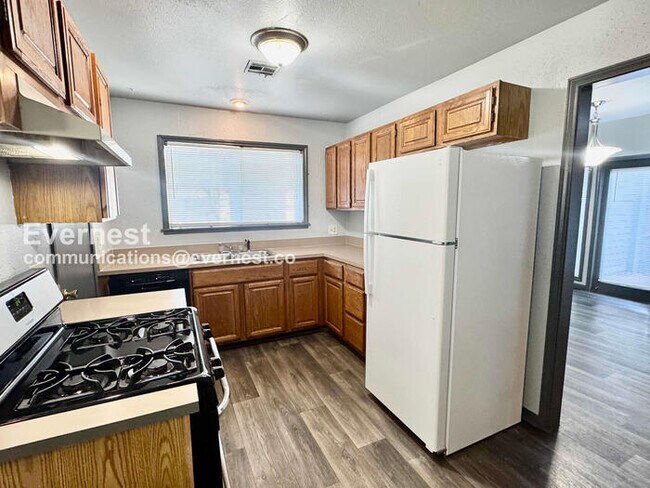 Building Photo - 1327 S Lawton Ave