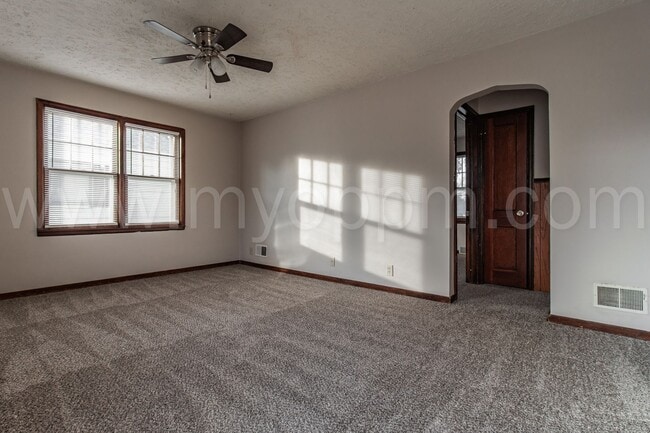 Building Photo - 3 Bedroom / 1.5 Bathroom Home | 60th & Center