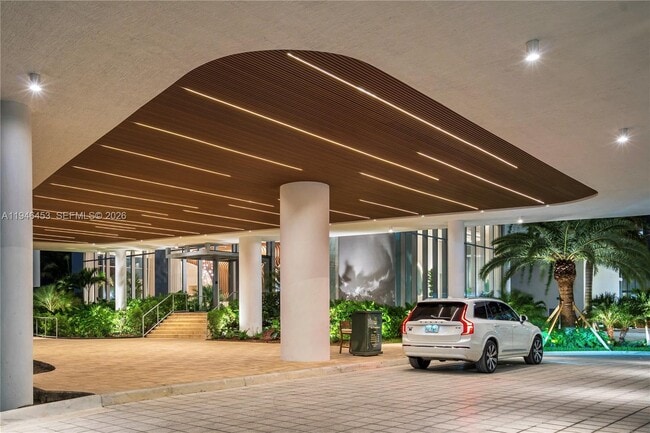 Building Photo - 700 NE 24th St