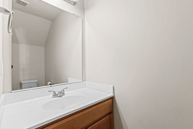 Building Photo - 2BR Townhome Near Camp Lejeune