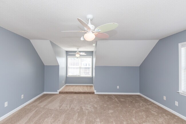 Building Photo - 4 Bedroom 2 Bath